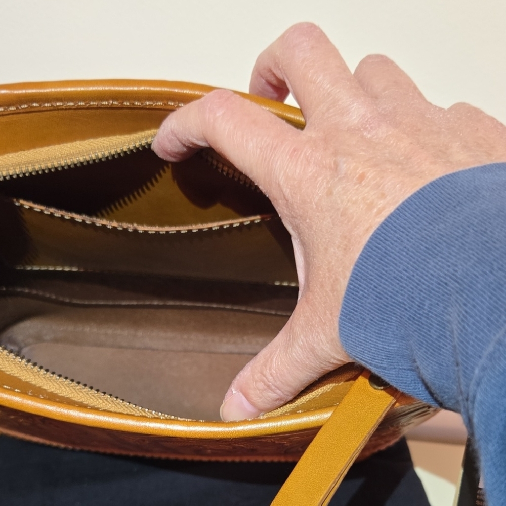 Frye MELISSA ARTISAN HOBO IN SUNFLOWER. NWT LIMITED EDITION - Picture 11 of 14